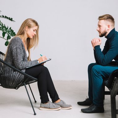 A calm counseling session with a practitioner